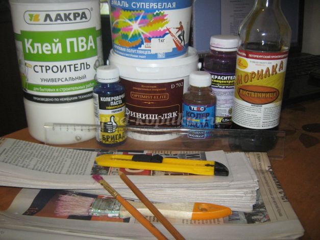 Шаг делаем основу для плетения корзинки из газетных трубочек