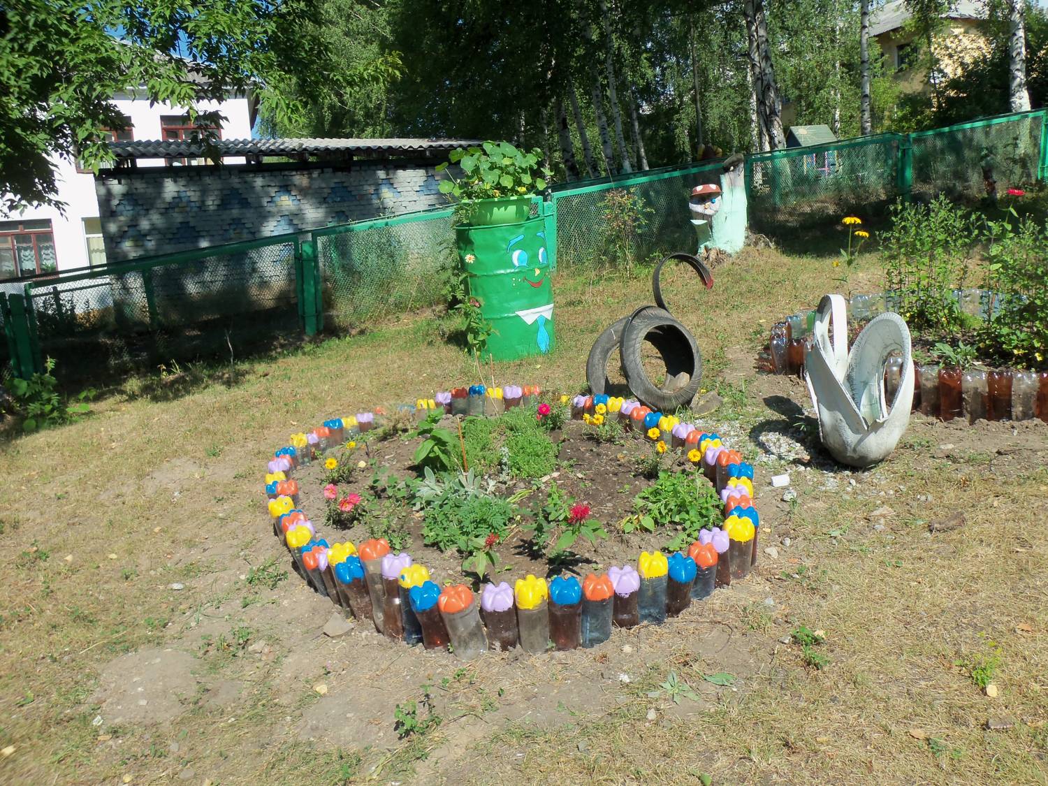 Преимущества клумб из пластиковых бутылок