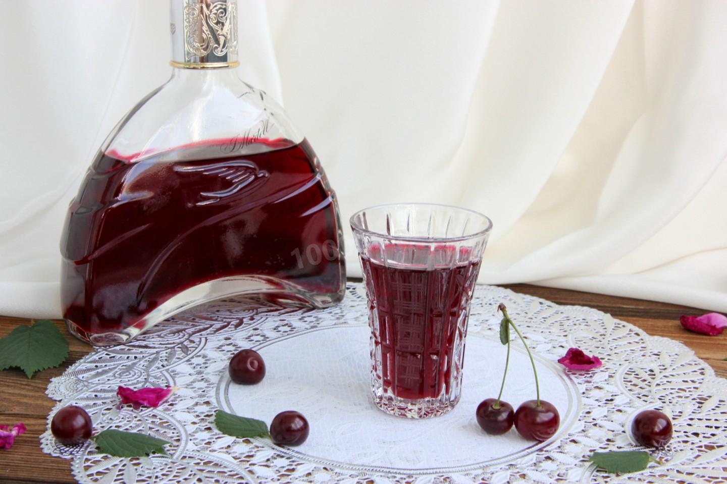 Водка на вишне с косточками